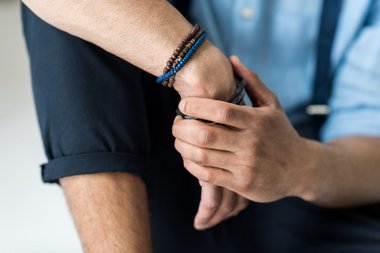 Mand med armbånd på